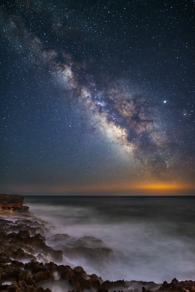 在繁星闪烁的夜晚,岩石海岸
